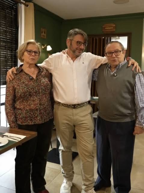 Raúl Aliaga con sus padres en el comedor de la taberna