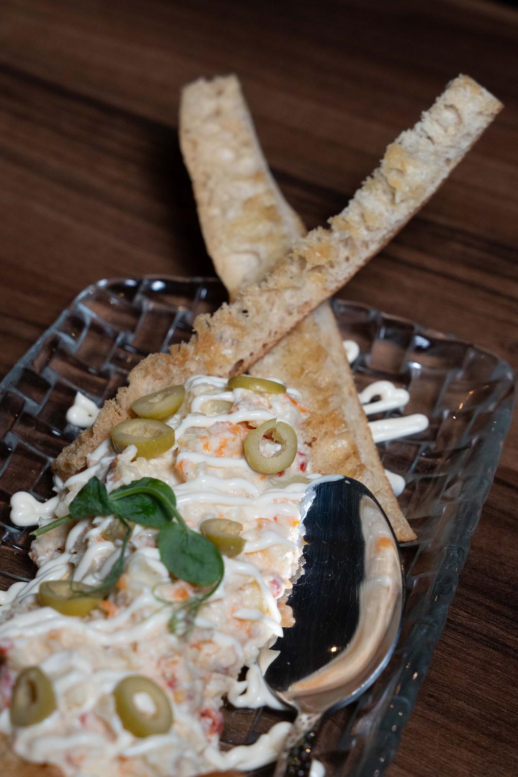 Ensaladilla Aliaga con picos de pan