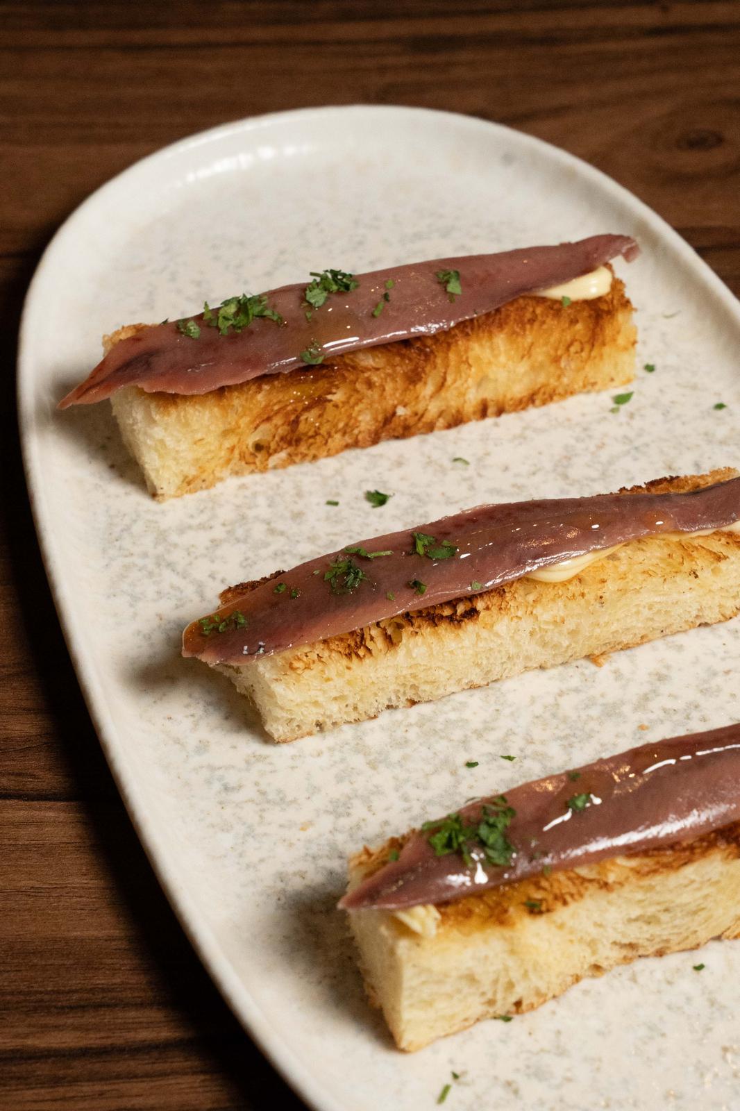 Montadito de anchoa con mantequilla ahumada